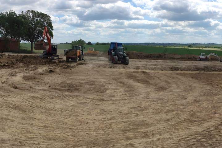 Engins et camion sur chantier Mauvezin