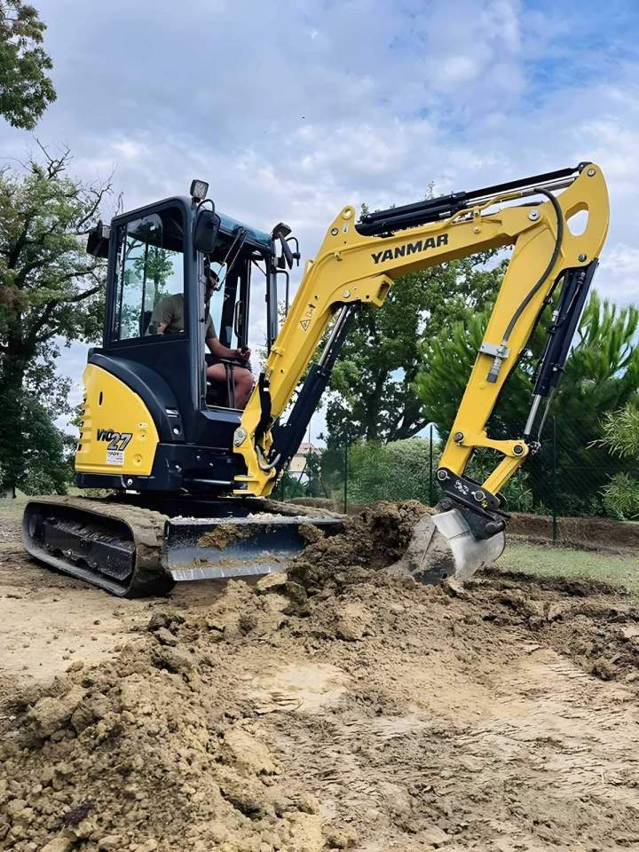 Aménagement extérieur avec une mini-pelle Mauvezin
